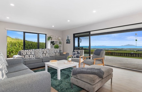 Waipu House | Seabreeze Serenity - Waipu Holiday Home