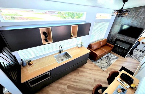 Apple Valley Cabin | Seamless Comfort: Designer Modern Tiny Home featuring All Amenities in Apple Valley, Utah