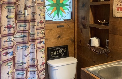 Old Town Cabin | Secluded Treehouse Cabin Retreat near the Suwannee River and freshwater springs!