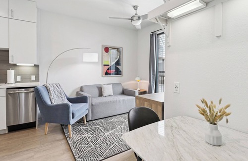 East Cesar Chavez Apartment | Sentral East Austin at 1630 E. Sixth