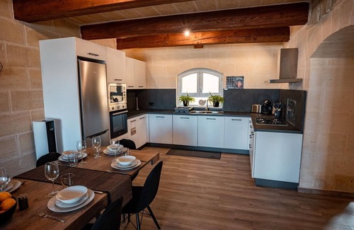 Gharb Other | Serena Farmhouse is a Rustic and spacious 5-bedroom with pool and jacuzzi.