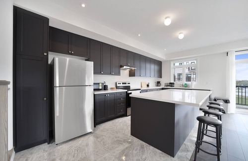 Pickering House | Serene Stays - Pickering (5 Beds, 2.5 Baths, 4 Parking)