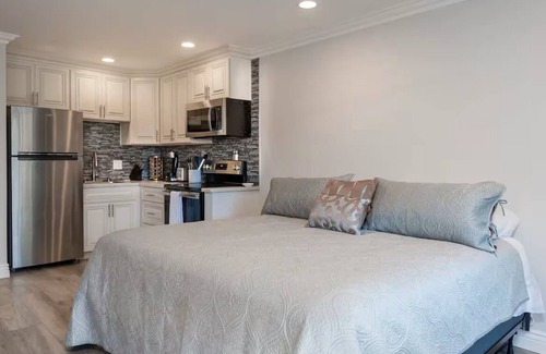 Oceanside Resort | Serenity Sands: Oceanside Resort Studio Near Beach, King bed, kitchen, pools