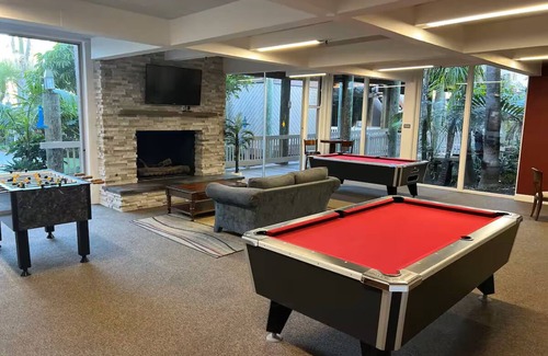 Oceanside Resort | Serenity Sands: Oceanside Resort Studio Near Beach, King bed, kitchen, pools