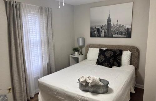 Griffin Heights Apartment | Simple 1950s Home Budget Stay , Basic comforts