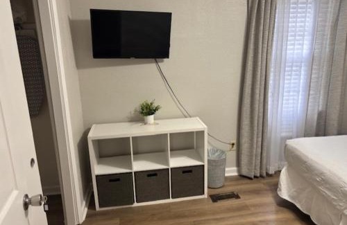 Griffin Heights Apartment | Simple 1950s Home Budget Stay , Basic comforts