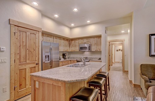 Breckenridge House | Ski-in 2br W/luxe Decor Steps To Winter Activities 2 Bedroom Townhouse by RedAwning