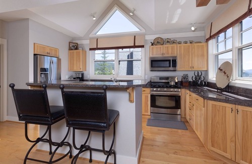 Saddle Ridge House | Ski-in/ski-out Luxury 3BR Saddle Ridge Townhome w/2 King Suites, Garage,Hot Tub