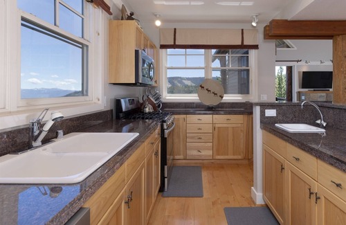 Saddle Ridge House | Ski-in/ski-out Luxury 3BR Saddle Ridge Townhome w/2 King Suites, Garage,Hot Tub