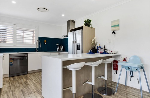 Malua Bay House | Skyes Beach House - Upstairs Accommodation