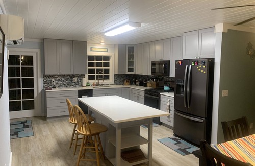 Green Turtle Estates House | Sleeps 10, Hot Tub ,Centrally Located , generator WiFi , rooftop deck,