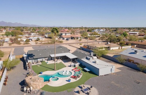 Waltann House | Sleeps 20 Heated Pool Games Fire Pit Dog Friendly