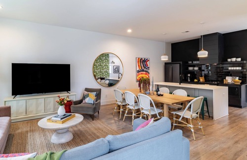 Germantown House | Sleeps 24 | 5mins to DT | 2 4BR Suites at Magnolia