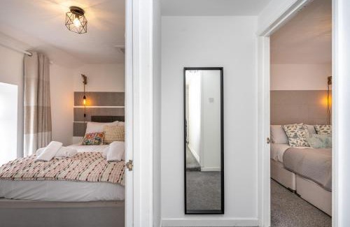 Margam Apartment | Sleeps 6 - 3 Doubles - 2 Baths - Free Parking