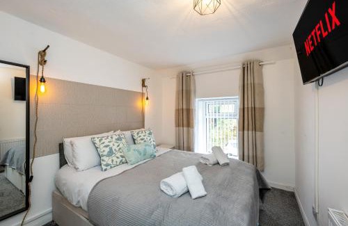 Margam Apartment | Sleeps 6 - 3 Doubles - 2 Baths - Free Parking