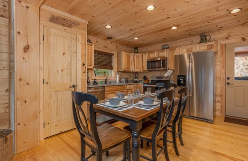 Gatlinburg - Pigeon Forge Cabin | Smoky Retreat