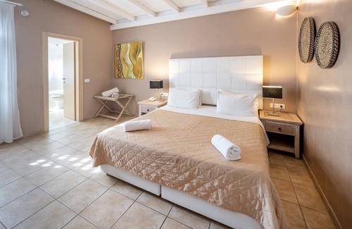 Pyrgos Hotel | Smy Santorini Suites & Villas
