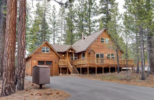 Truckee Ski Chalet | Snowpeak Chalet in Tahoe Donner