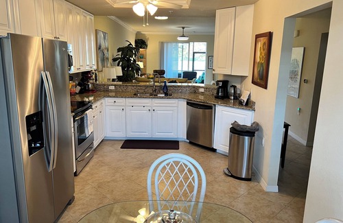 Naples Condo | Sought after premium Ground floor Veranda end unit 2br + Den. 6 pers