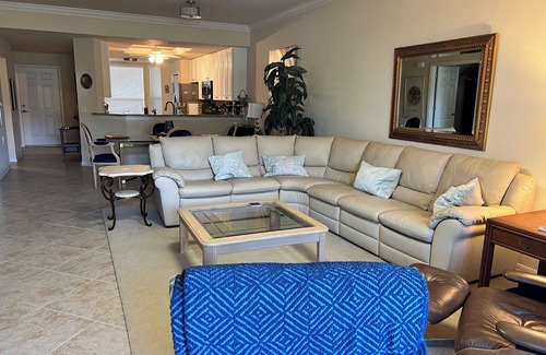 Naples Condo | Sought after premium Ground floor Veranda end unit 2br + Den. 6 pers