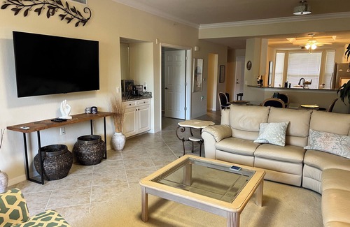 Naples Condo | Sought after premium Ground floor Veranda end unit 2br + Den. 6 pers