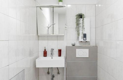 Frohnhausen Apartment | SpaceStays Two-Room Suite WIFI Netflix