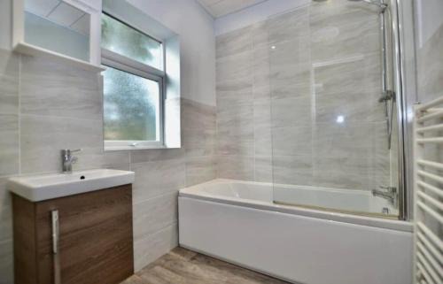 Newcastle-upon-Tyne Apartment | Spacious 2 bedroom flat in Newcastle w Free parking