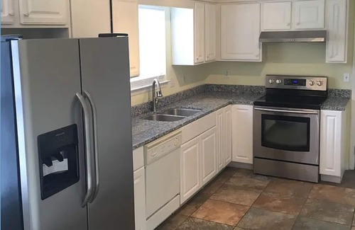 Siluria House | Spacious 4-bedroom house in charming Alabaster with WiFi, AC