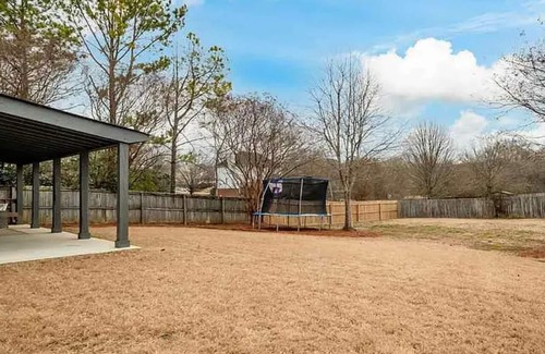 Siluria House | Spacious 4-bedroom house in charming Alabaster with WiFi, AC