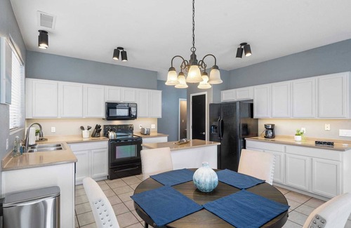 Deer Valley House | Spacious 4-bedroom house in adorable Glendale with WiFi, AC