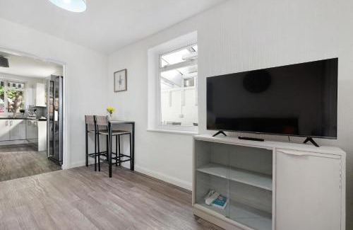 Ashford House | Spacious 5-Bedroom 2-Bath Home in Stanwell