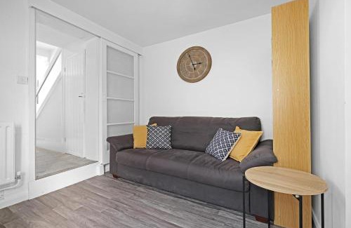 Ashford House | Spacious 5-Bedroom 2-Bath Home in Stanwell
