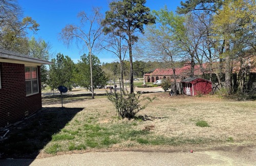 Flint House | Spacious 5 bedrooms with an office, 2 kitchens, and 2 large porches in Flint.