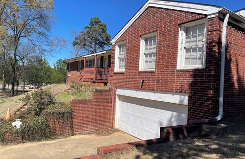 Flint House | Spacious 5 bedrooms with an office, 2 kitchens, and 2 large porches in Flint.