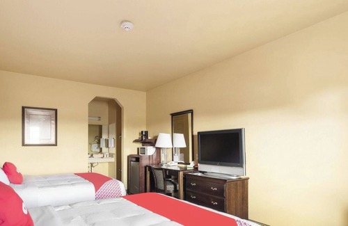 Valley View Hotel | Spacious Bedroom w/Private Bathroom Close to Local Attractions in Valley View