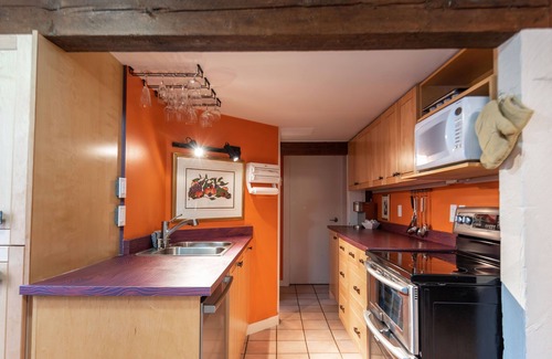 Shawnigan Lake Apartment | Spacious character suite! Close to local private schools, dining and more!