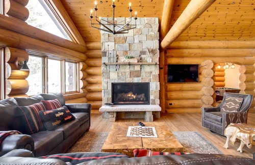 Lac du Flambeau Condo | Spacious Condo w/ Pool Table on Fence Lake!