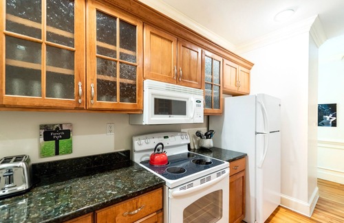 Beach Institute Cottage | Spacious Cottage w/King Bed, Patio, Easy Parking by Lucky Savannah