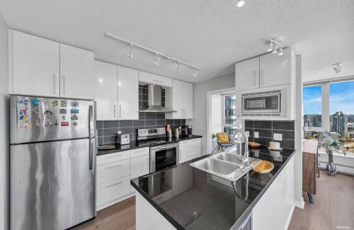 Crosstown Apartment | Spacious DT 2-BDR High-rise with view, pool, gym