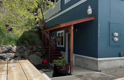 Joseph Apartment | Spacious duplex unit with a stunning mountain view in Joseph