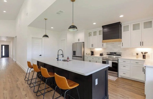 McKinney House | Spacious family/group stay near downtown
