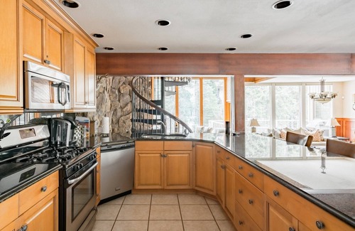 Vail House | Spacious House On GORE CREEK ~ 5 Bed /5 Baths (Sleeps 12) Bus Stop next door!