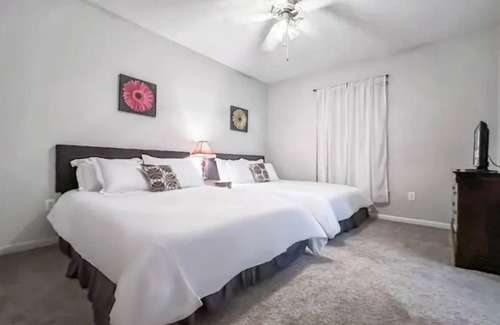 College Park Apartment | Spacious, Lavish 2/2 Woodlands