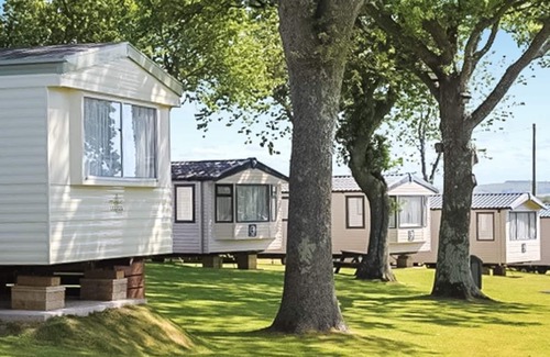 Sandown House | Spacious modern caravan with one double and two twin.
