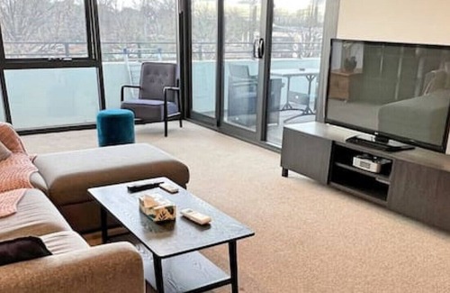 Dickson Apartment | Spacious & Open 2 bd 2bth 2crsp apt - Dickson CBD