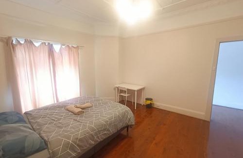 Earlwood House | Spacious Queen Room in Earlwood - EW2