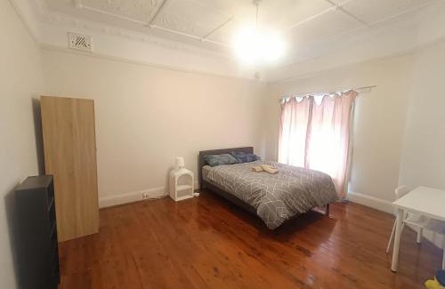 Earlwood House | Spacious Queen Room in Earlwood - EW2