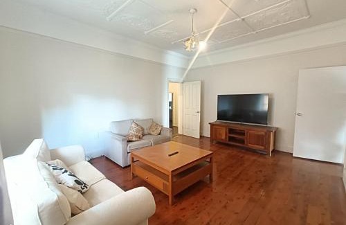 Earlwood House | Spacious Queen Room in Earlwood - EW2