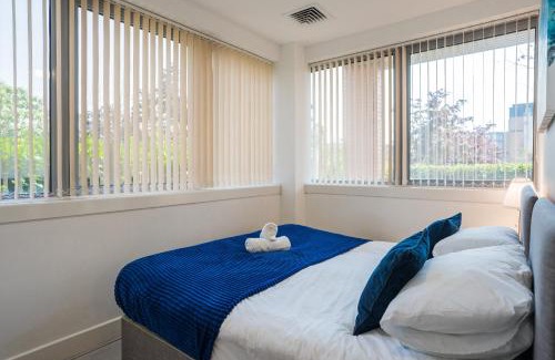 Central Milton Keynes Apartment | Spacious Two-Bedroom Apartment - Parking, 7 Mins from Station, Ideal for Business or leisure Stays By AV Hughes Properties