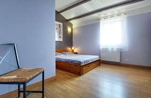 Chaponost House | Spend a relaxing vacation in this practical cottage in a quiet countryside.